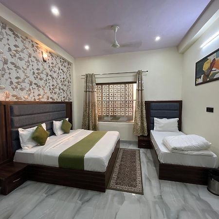 Hotel Snow White Budget Family Rooms - In House Parking - 5G Wifi- Gyser Facility Tājganj Zewnętrze zdjęcie