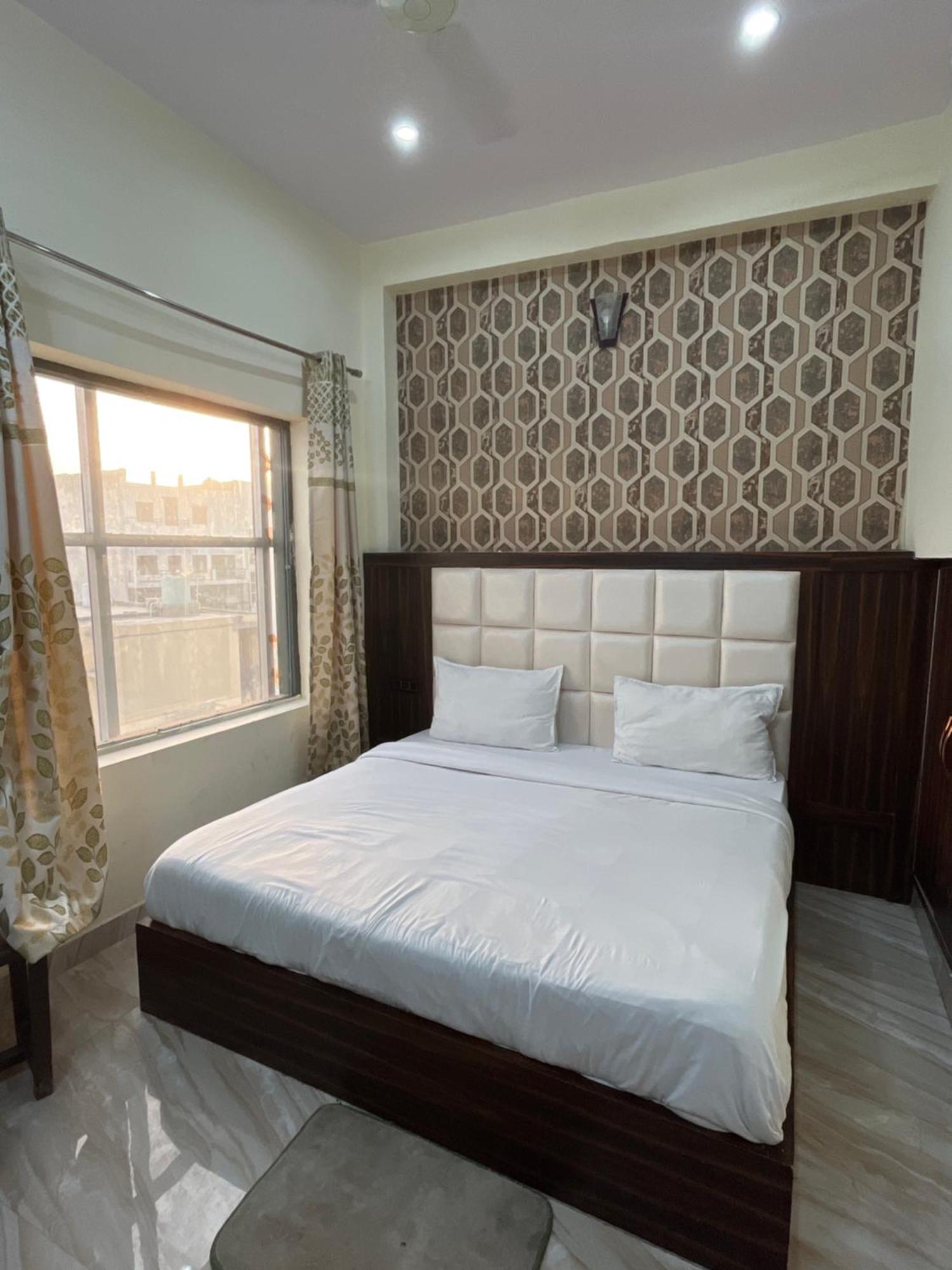 Hotel Snow White Budget Family Rooms - In House Parking - 5G Wifi- Gyser Facility Tājganj Zewnętrze zdjęcie
